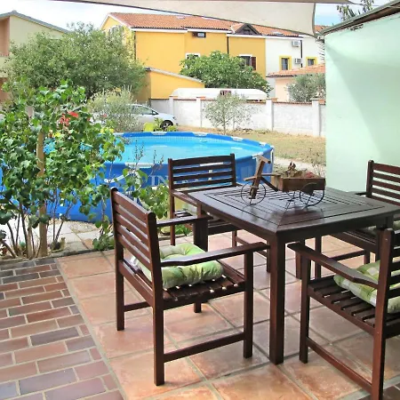 Holiday Haus Noemi Сasa de vacaciones Štinjan